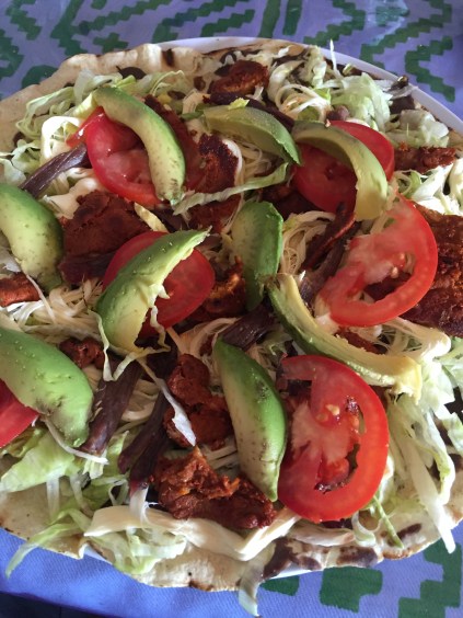 Tlayuda, Oaxaca, gastronomia oaxaqueña, tomate, aguacate, maíz, gastronomía mexicana, Oaxaca, Mitla, Mexico